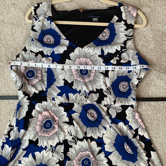 Sleeveless Dress - Picture 2 of 4